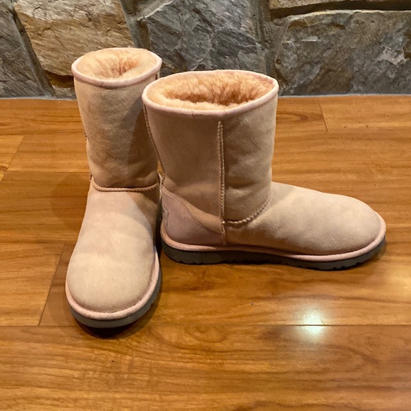 UGG CLASSIC SHORT BOOTS CREAM AND TAN SIZE 6 - Picture 2 of 7